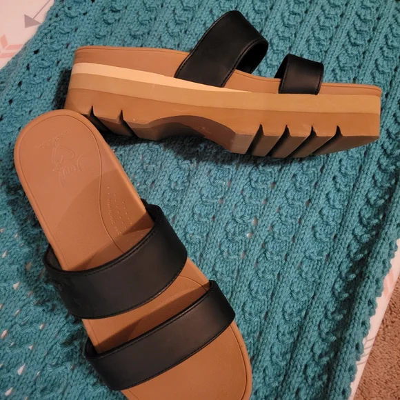 Reef Black and Tan Double Strap Sandals. Worn Twice. Ladies 11 - Picture 2 of 2